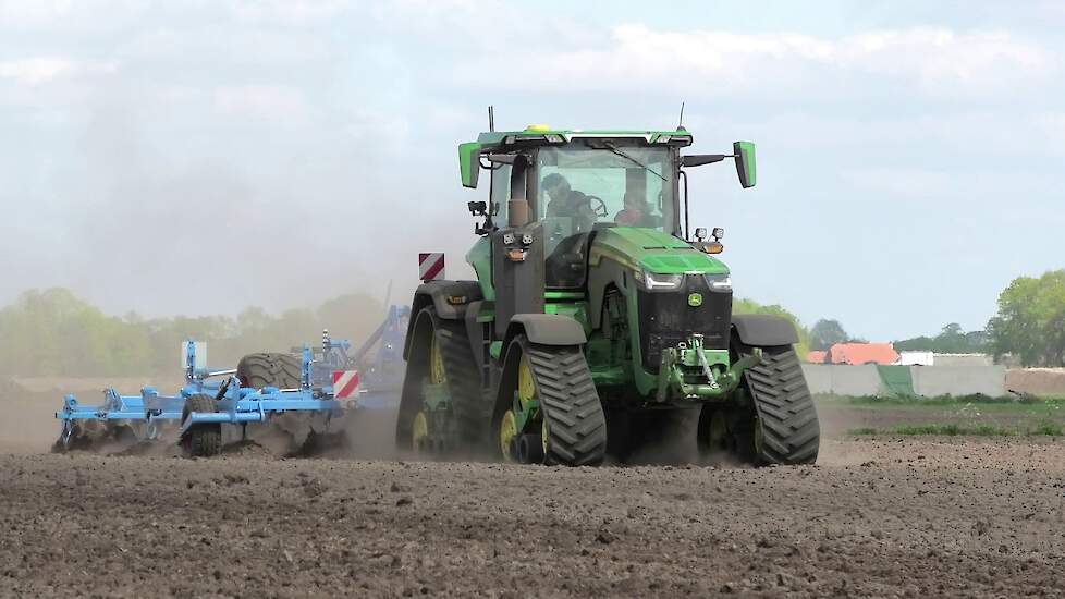 JOHN DEERE 370  8 RX MET EEN LEMKEN KARAT 12 DEMO 8 RX 370 GROENOORD