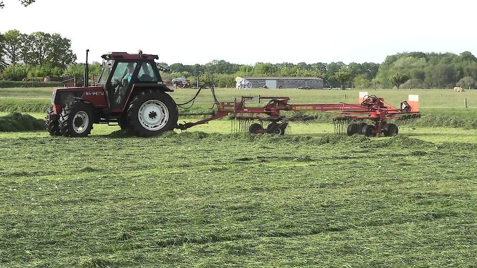 OP HOOIEN MET EEN FIAT DT 88-94 KUHN GA 6000