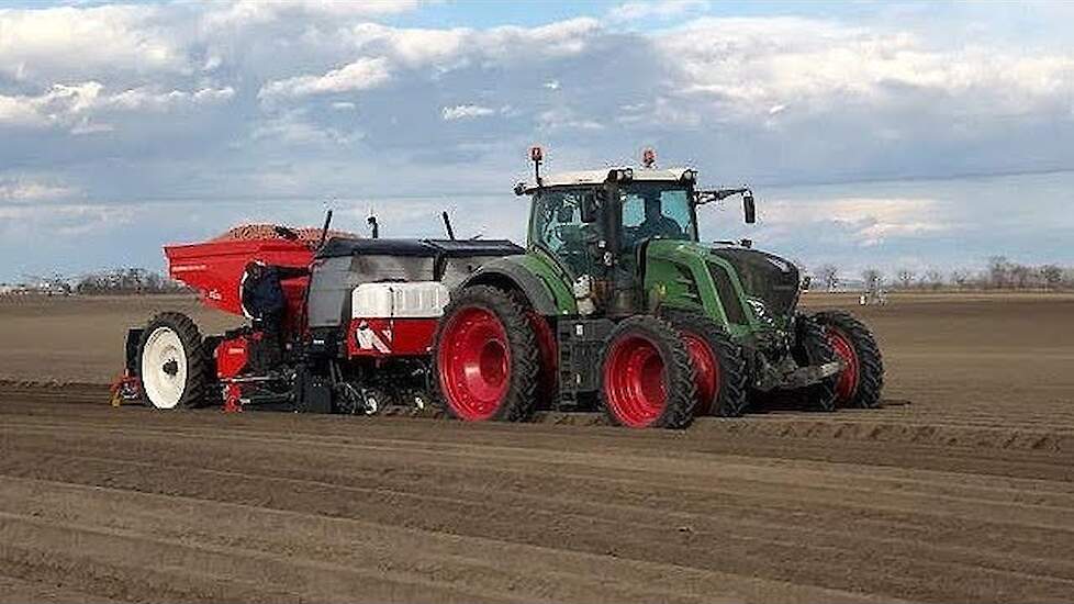 Fendt 828 met Miedema Structural 4000 (Dewulf MS4000 )