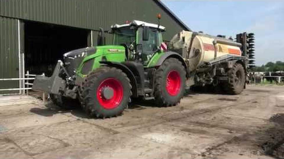 GRASLAND BEMESTEN MET NIEUWE  FENDT 930 KAWECO DOUBEL TWIN SHIFT ZODEBEMESTEN