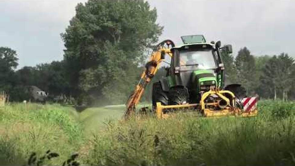 SLOOTKANTEN MAAIEN MET EEN DEUTZ-FAHR AGROTRON 150