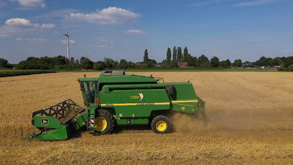 John Deere 2264 in de wintergerst