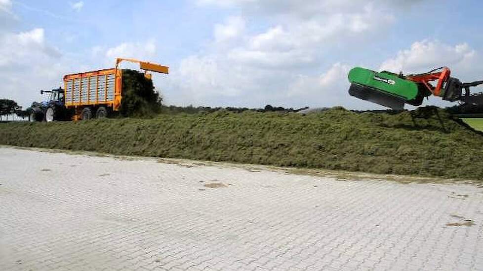 loonbedrijf postel uit tilligte in het gras