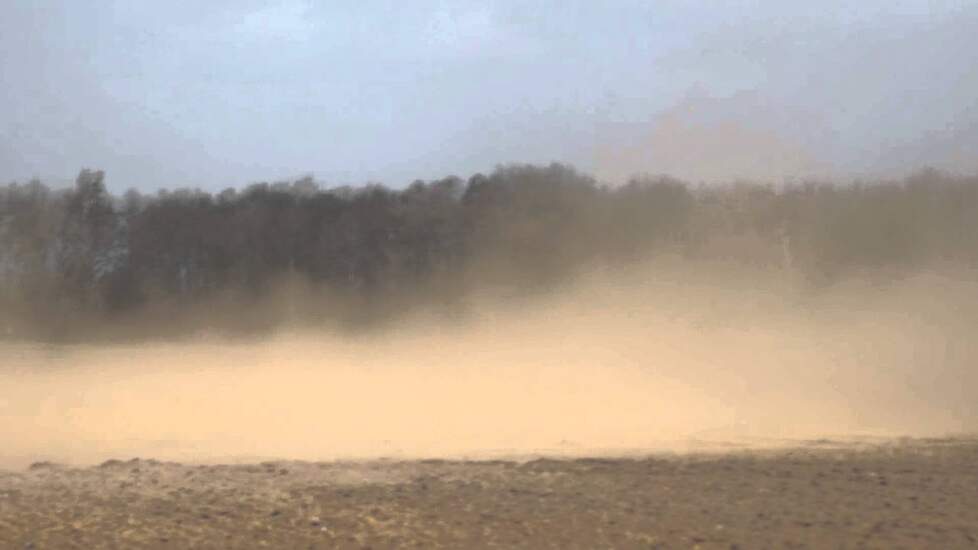 Zandverstuivingen in het Veenkoloniaal gebied  Zorgen over zandstormen door harde wind Trekkerweb