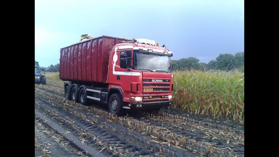 Scania in de mais bij Kregel in Geesbrug