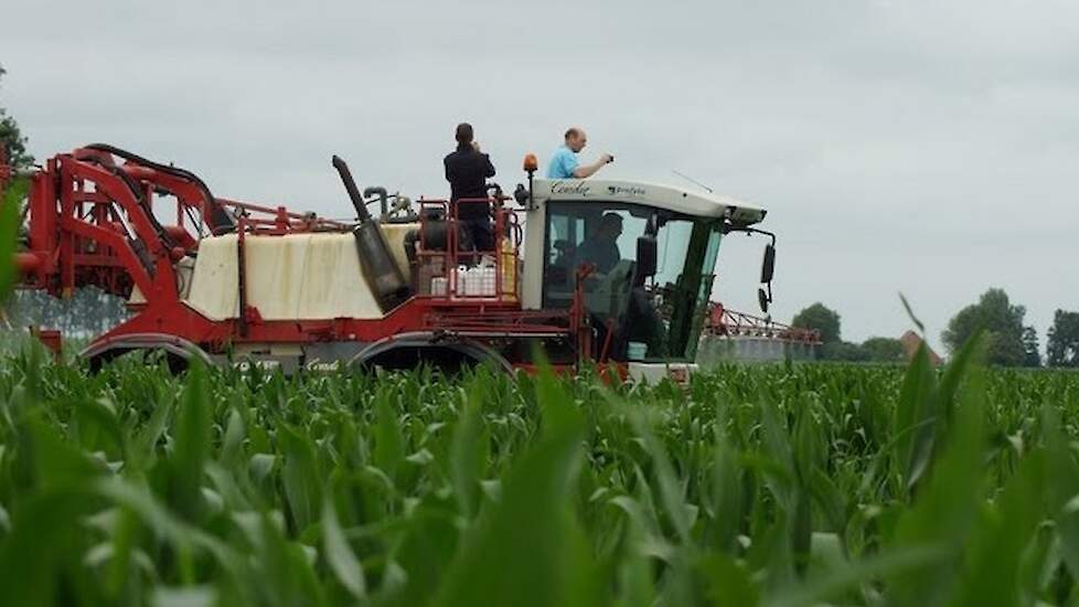 Retengo Plus spuiten in mais met Agrifac zelfrijder Trekkerweb