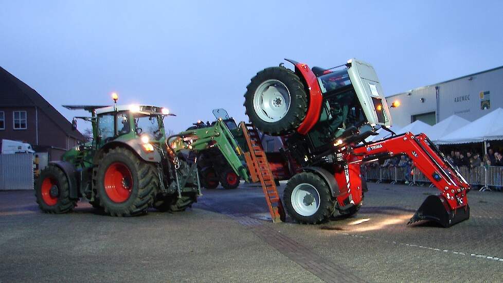 MF en Fendt unieke stunt bij show Abemec Trekkerweb HD Abemec