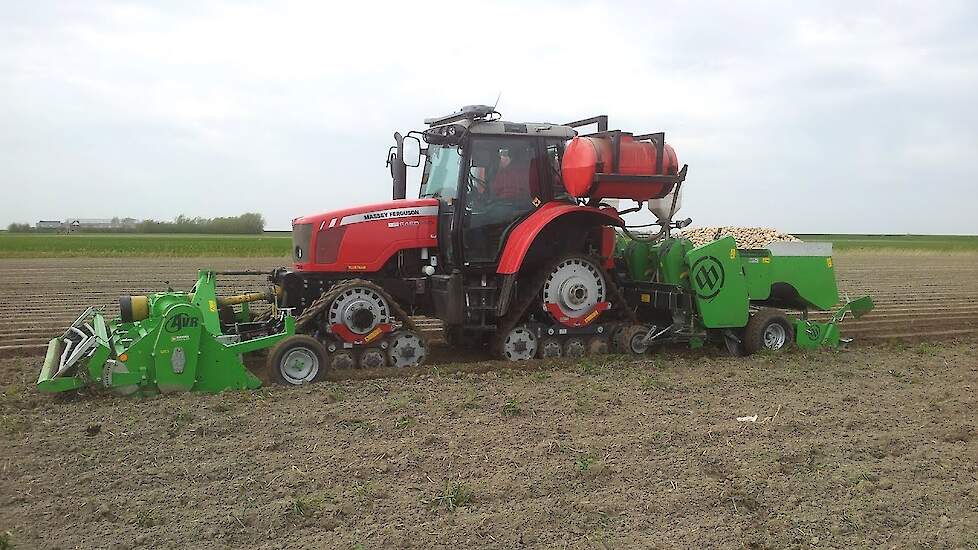 NKG aardappelen poten in Groningen Trekkerweb  Massey Ferguson 6460 Zuidberg Westtrack