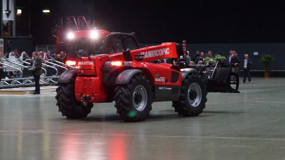 Manitou verreiker met balenklem op landbouwbeurs Leeuwarden - Trekkerweb.nl