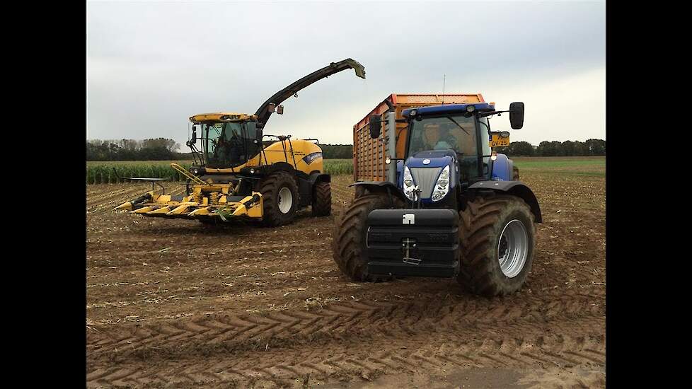 Loonbedrijf Prenger aan het maïshakselen met New Holland FR500 Trekkerweb