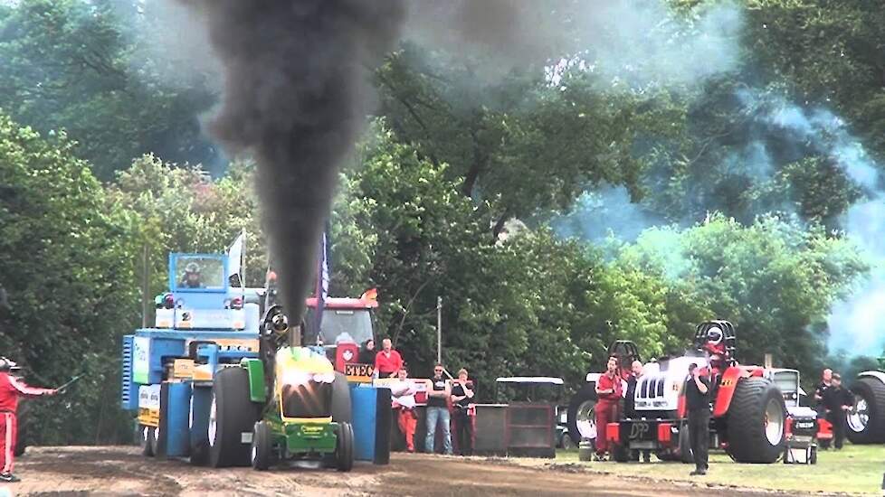 Donkere wolken bij Prostocks TP Eext Trekkerweb tractorpulling Grand national