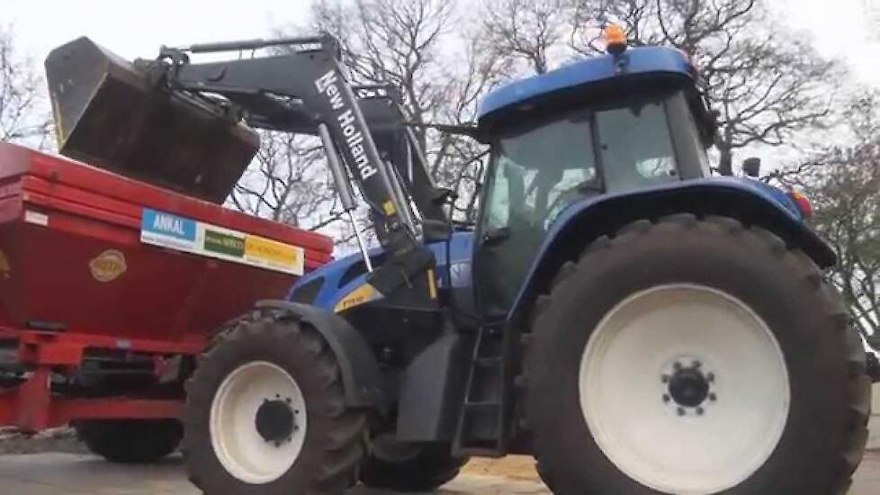 Kalk laden met Stoll/New Holland voorlader en New Holland T7510 Trekkerweb