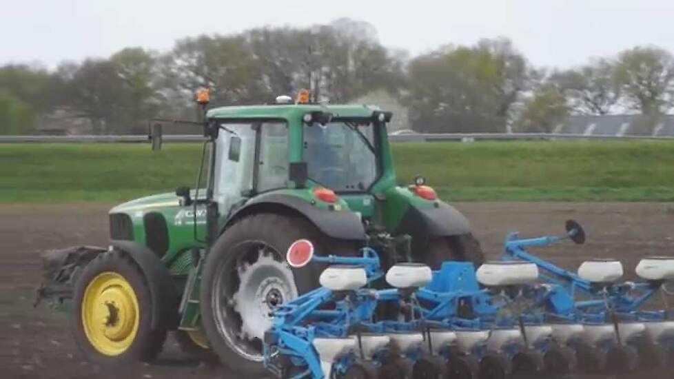 John Deere 6820 met Monosem 12 rijer aan het suikerbieten zaaien trekkerweb