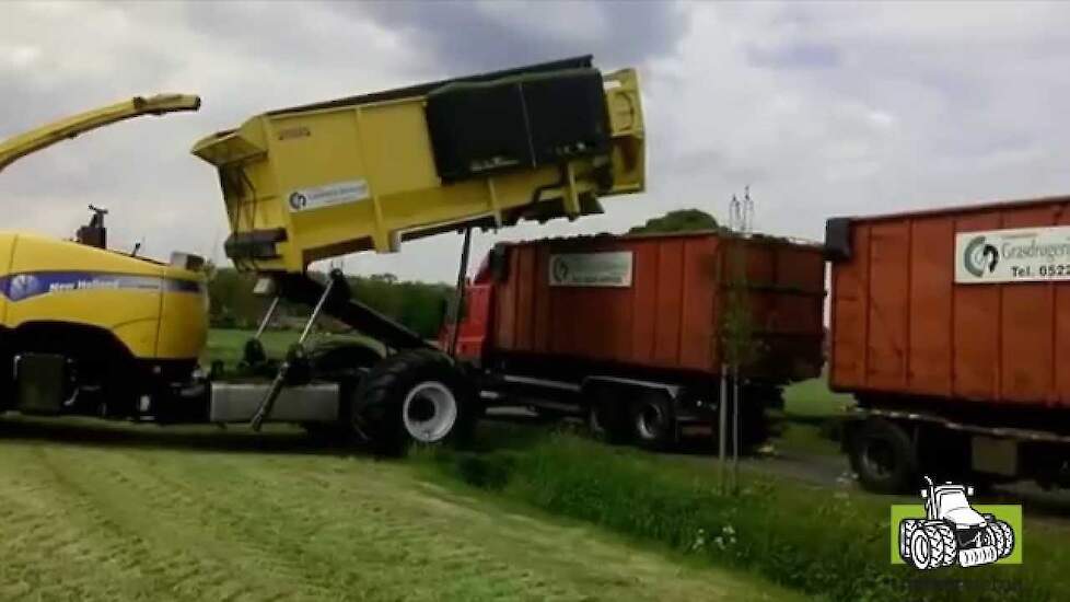 Grasdrogerij Ruinerwold grashakselen met New Holland FR9050 met op maat gebouwde bunker Trekkerweb