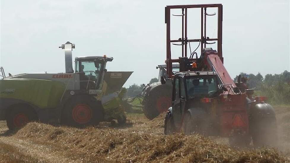 Stro,stof en transport, volop actie bij strohakselen /persen  Trekkerweb straw dust gopro