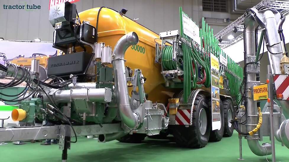 Zunhammer stelt de drie asser mesttank voor op Agritechnica