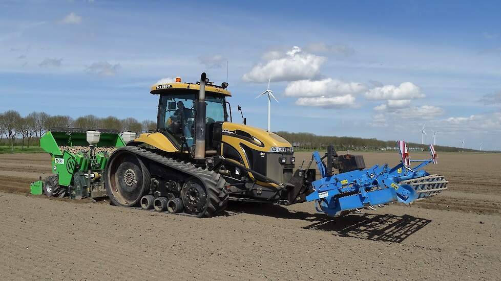 Challenger MT765C van ERF aan het aardappelspoten Trekkerweb