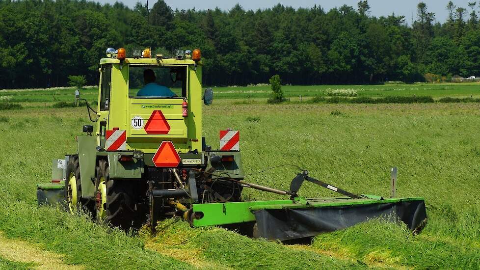 Grasmaaien met MB-Trac 800 - Trekkerweb.nl