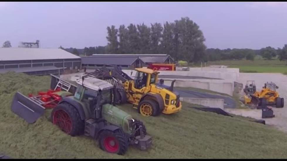 Gras inkuilen in een Bosch Beton sleufsilo bij het Voercentrum in Woudenberg Trekkerweb