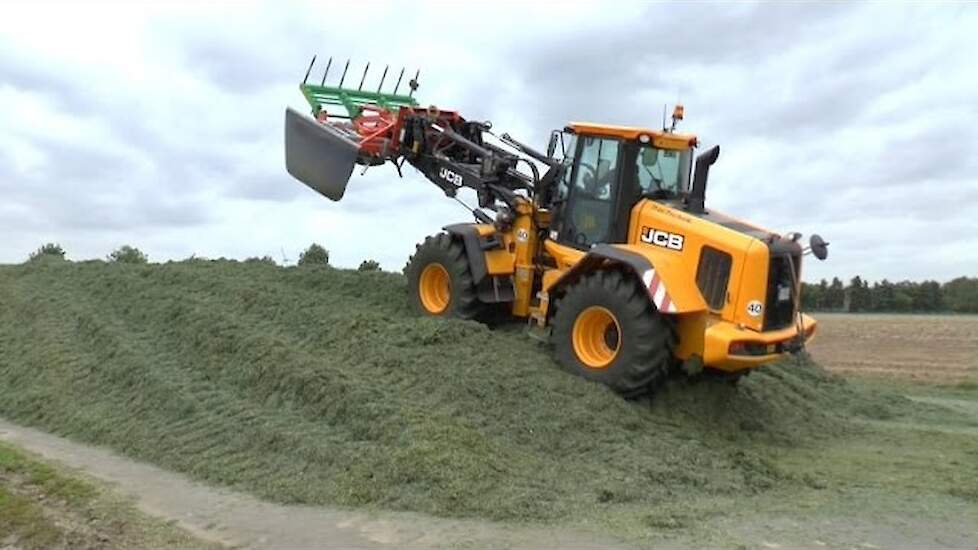 JCB 435s Agri met Holaras kuilverdeler de kuil aanrijden Trekkerweb