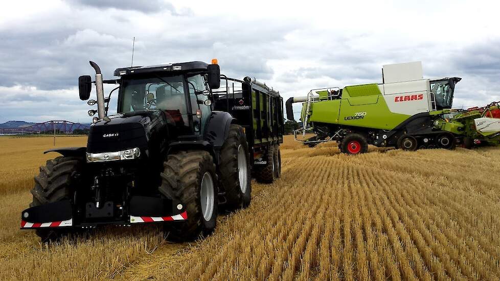 Case-IH Puma 230 CVX black edition  AGRIbumper frontgewicht van William Pollock Trekkerweb