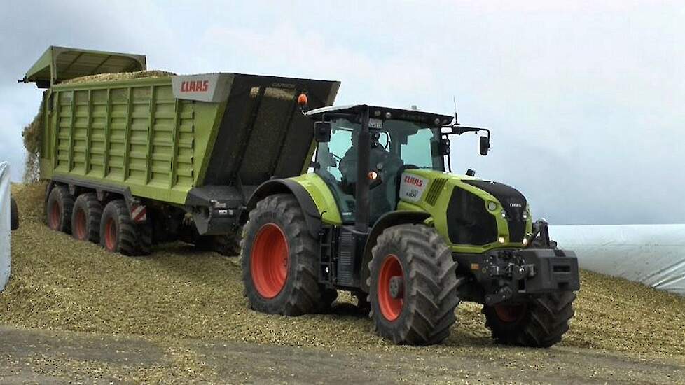 Primeur Claas Axion 870 en Claas Cargos 760 in actie in de maïs Trekkerweb