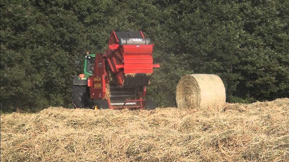 Hooi in ronde balen persen met John Deere 6820 en New Holland 658 pers Trekkerweb