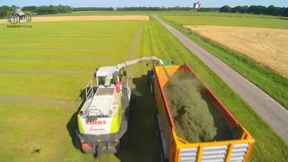 Claas Jaguar Green Eye 850 aan het grashakselen Trekkerweb