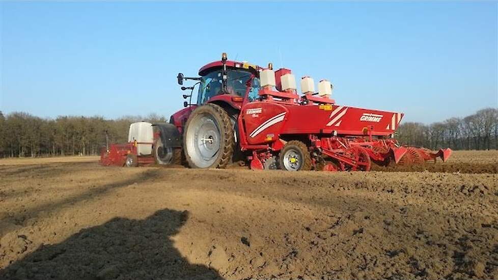 Loonbedrijf Hendrickx aan het aardappelen poten Trekkerweb Grimme