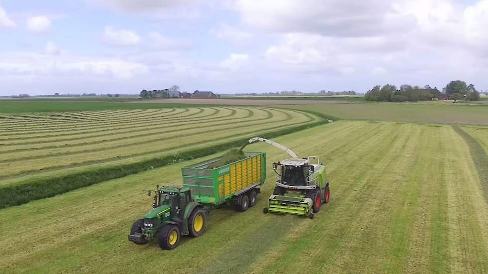 Eerste snede gras inkuilen bij Feitsma in Oldehove Trekkerweb