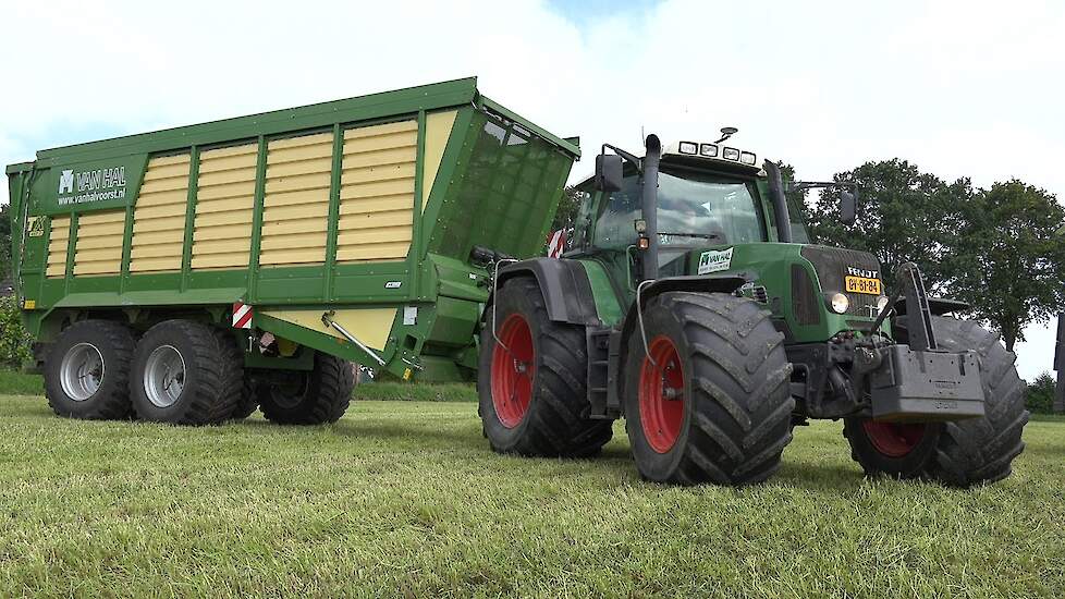 Van Hal Voorst met Krone machines in de grasoogst grass harvest Trekkerweb grasernte grassmen