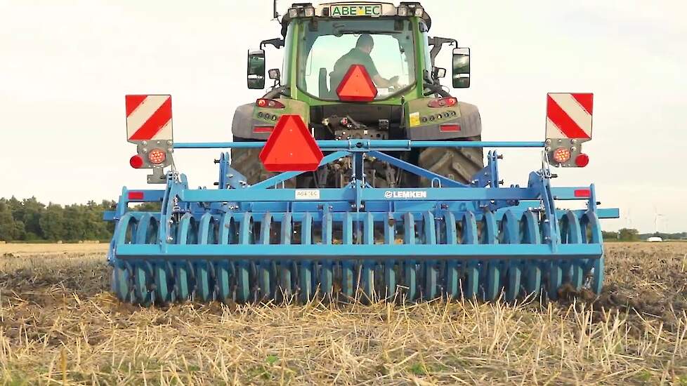 Stoppelbewerking met Intensief cultivator Lemken Karat 9