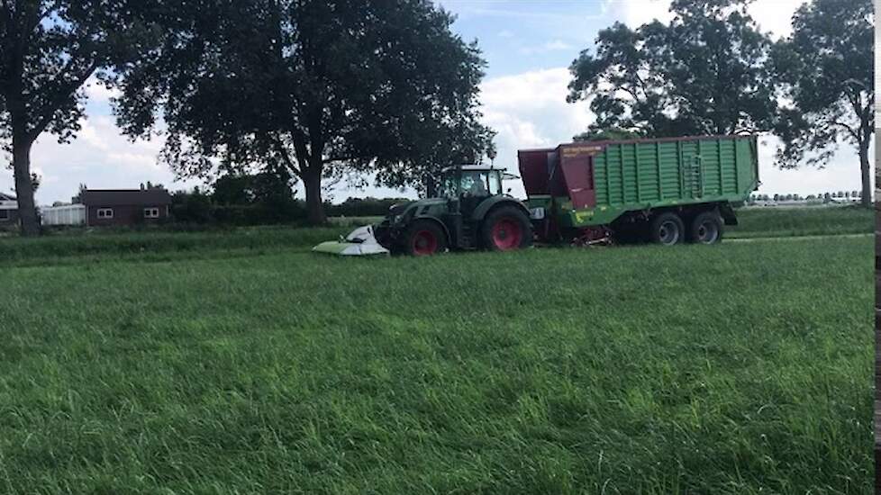 Even snel vrachtje vers gras laden !   Nieuwe Strautmann Magnon 430