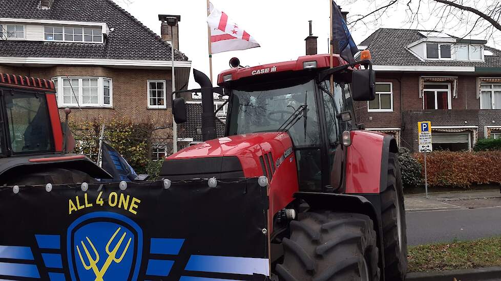 Ook trekkers versierd met Drentse vlag zijn te vinden in de straat.