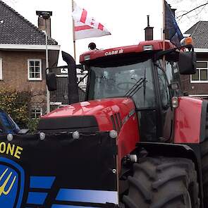 Ook trekkers versierd met Drentse vlag zijn te vinden in de straat.