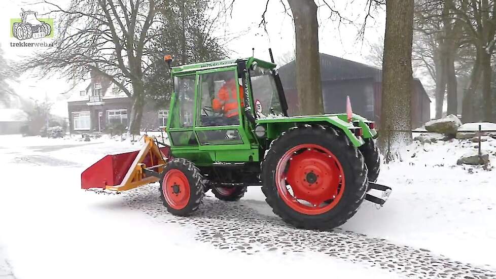 Sneeuwstorm 2021 Deutz Intrac 2003 A aan het sneeuwschuiven