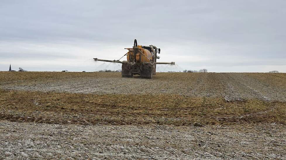 Een akker die men niet bekalkt wordt automatisch zuurder. Dit is te wijten aan natuurlijke en menselijke factoren. Zo nemen planten calcium en andere positief geladen ionen op uit de bodem en ze laten verzurende elementen achter.