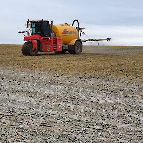 Een ander voordeel van deze Calhix is dat het, ongeacht er wel of geen sprake is van vorst, kan worden verspreid. Dit in water opgelost krijt heeft geen last van bevriezing. Daarnaast werkt het zeer effectief als de agrariër op korte termijn de pH waarde