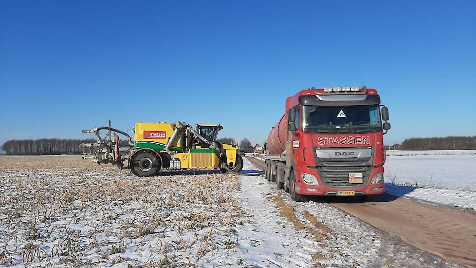 In delen van Limburg viel, in vergelijking met de meeste andere delen van het land, weinig sneeuw. Dit zorgde ervoor dat loonwerkers afgelopen maandag reeds kalk over de akkers konden verspreiden. Zo ook bij het akkerbouw-, asperges- en varkensbedrijf van