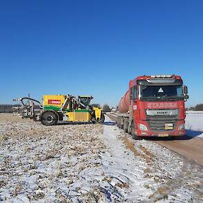 In delen van Limburg viel, in vergelijking met de meeste andere delen van het land, weinig sneeuw. Dit zorgde ervoor dat loonwerkers afgelopen maandag reeds kalk over de akkers konden verspreiden. Zo ook bij het akkerbouw-, asperges- en varkensbedrijf van