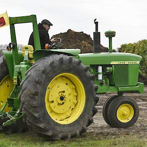 Na de fotosessie in het weiland rijdt Jeffrey de 4020 weer terug naar de schuur.