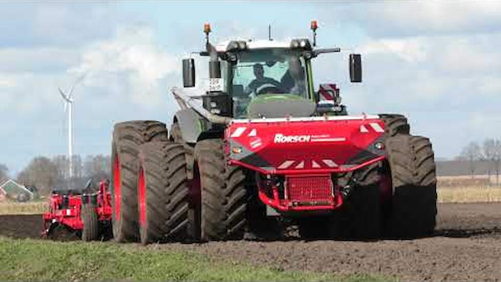 FENDT 1050 VARIO TMS MET EEN HORSCH TIGER 6 AS BIETENLAND AAN HET KLAAR LEGGEN