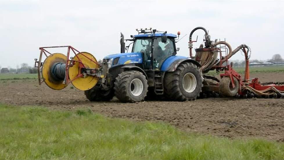 New-Holland T 7050 ShitSmurf met Superbrede banden