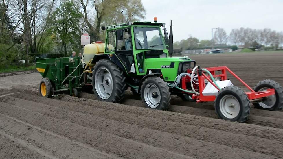 De Deutz D 6507 C en de getrokken Cramer Junior Super F pootmachine met verstelbaar wielstel.