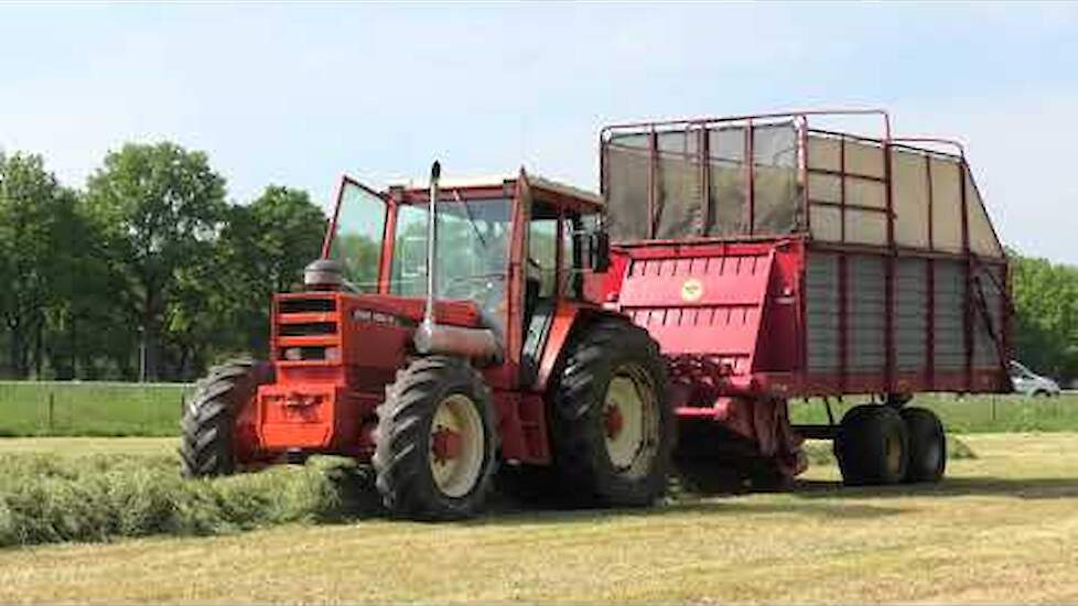 GRAS INKUILEN MET EEN RENAULT 1451-4 TAARUP OPRAAPWAGEN