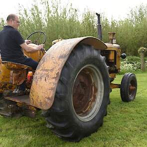 Jos Baars op zijn Minneapolis Moline GB die hij kocht in plaats van een Massey Ferguson 97.