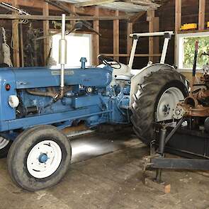 Deze Fordson Super Major met 6-cilindermotor gebruikt Jos als transporttrekker naar evenementen. De stationaire motor er naast is een Kromhout M1 uit 1923 die vroeger als scheepsmotor dienst heeft gedaan.