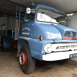 Deze vrachtwagen kocht Jos ooit als slooprijp wrak in België. Hij heeft hem helemaal vervolgens helemaal zelf gerestaureerd. Alleen het stralen en spuiten heeft hij laten doen. Het is een Thames Trader met een Fordmotor.