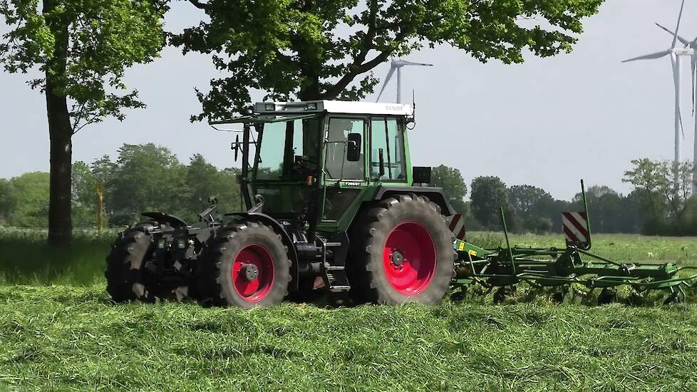 GRAS SCHUDDEN FENDT F 395 GT MET KRONE SCHUDDER