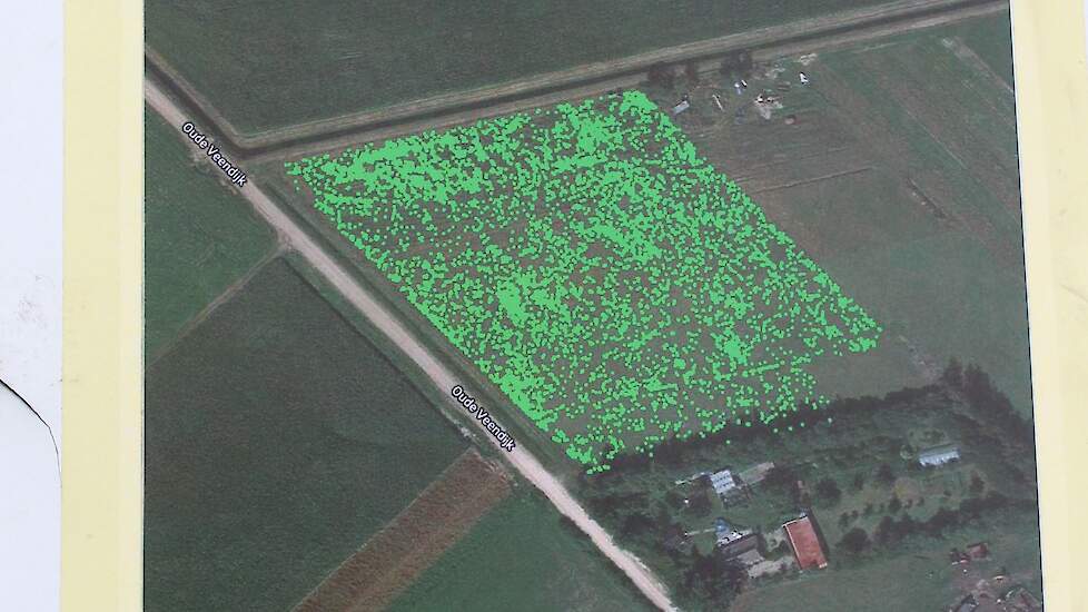 Foto van een dronekaart waarop herkende aardappelopslag te zien is. De kaart wordt gebruikt als taakkaart voor veldspuiten. Door de cirkelgroottes rondom herkende aardappelplanten te variëren (nauwkeuriger of minder nauwkeurig spuiten) kan rekening gehoud